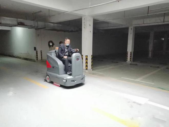 定西小区物业保洁不用人力改用驾驶式洗地机了